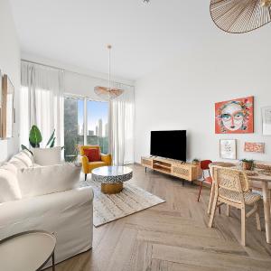 Dubai Skyline Escape 2BR Sky Track & Rooftop Pool