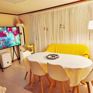 Seoul, 3 rooms, Gimpo Airport, free parking, 1 PM check-out, super close to the station, 10 people, warm accommodation, 4 beds, Hongdae, Jongno, Myeongdong