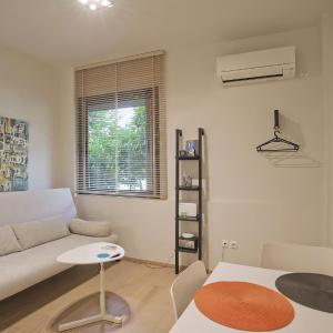 Cozy and modern studio Vouliagmeni Steps to Beach
