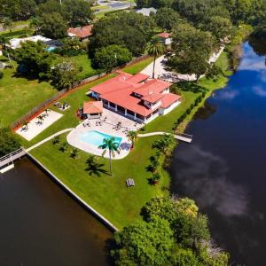 The Belleair Estate - Incredible Waterfront Home with Heated Pool