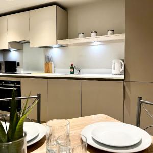 30Nights Offers l Premium Offers l Sleeps Up to 2 l Stunning View l 2 Bed 2 Bath Penthouse & Gym l City Centre JVT Short Lets
