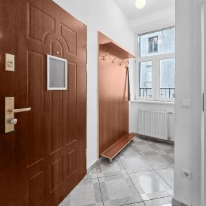 Elegant 3-Bedroom Getaway with Balcony for Groups up to 7
