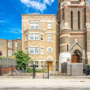 Luxury 1 bed Apt Sleeps 5, Barons Court 5m to tube