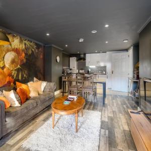 Gorgeous design 2 bed flat Barons Court Sleeps Six