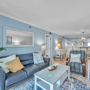 Cozy Coastal Condo with Pool And Stunning Gulf Views
