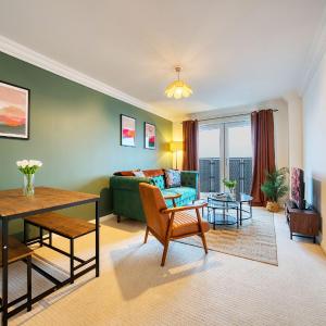 2BR Flat Central Location with Free Parking