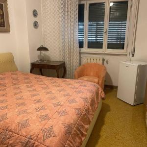 Grande stanza con letto matrimoniale bagno privato zona San Paolo-Trastevere-ROMA TRE "chez l'habitant"