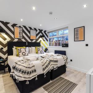 Bright & Bold Studio Perfect for a Chic Stay