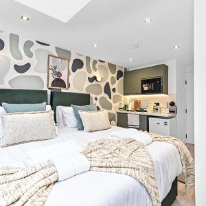 Sleek & Modern Studio Getaway with Artistic Flair