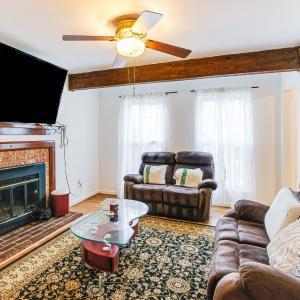 5 Mi to Potomac Mills Cozy Family Home with Deck!