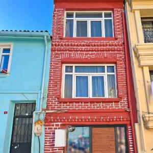 Central 5 Bedroom 5 Bathroom, Newly Renovated Villa at the heart of the city