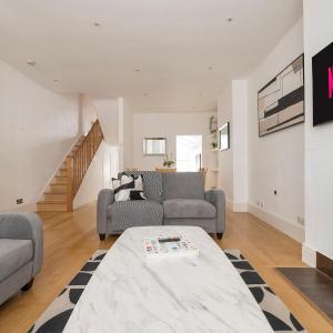 Fulham Spacious 4BD Home | Parking & Garden | WiFi