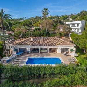 Villa Casa La Concha - Luxury 6 bedroom Villa in Marbella, Beautiful Mountain View, Heated Swimming Pool, 15min walk to Puerto Banus Beaches, Sleeps up to 12