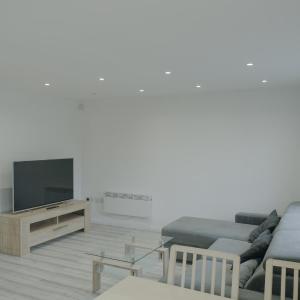Lovely Modern 2 Bed Flat with parking, close to city centre