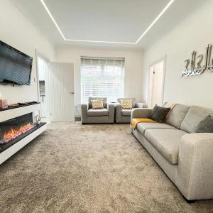 Spectacular Modern Glasgow Home Luxury King Bed