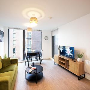 Modern 1-Bed Apartment Near City Centre, Arndale, Spinningfields, MediaCityUK, Old Trafford & Etihad, Sleeps 4, Netflix, Gym, Balcony, Nespresso Machine, Perfect for Long & Short Stays, Leisure, Contractors & Professionals!