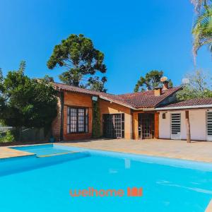 Casa em Cotia com piscina e área de lazer infantil