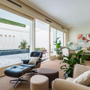 Luxurious Apartment with Andalusian Patio and Pool, Facing the Cathedral