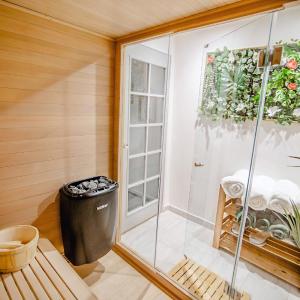 Modern Central Luxury Home with Hot Tub Sauna 12PPL