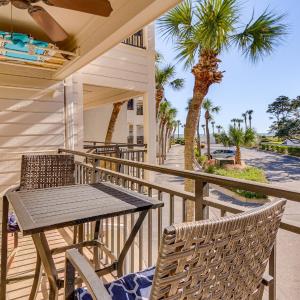 Walk to Coligny Beach Park Condo with Pool Access!