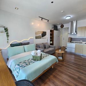 Lil' Olive Spot at SOHO Central Condo in front of Edsa Shangri-la Mall