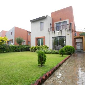 Raichak Green Villa by JadeCaps AC 3BHK Garden