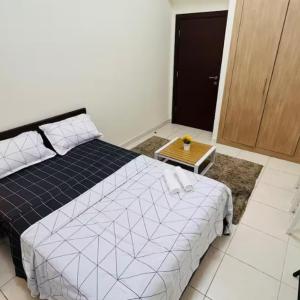 Decent Room with Balcony Near Mall of the Emirates