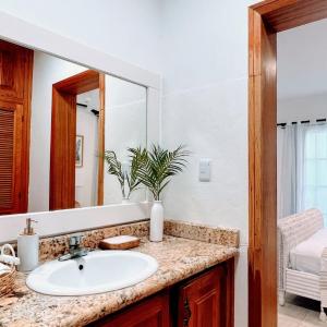 Pool View, Walk to Beach, Shops, Dining, Fast Wifi