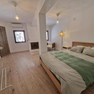Habitación amplia y tranquila con baño privado en piso compartido