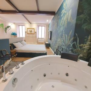 Exotic Suite with Jacuzzi