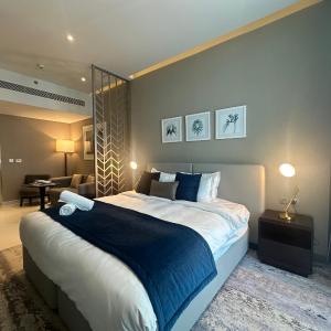 Business Bay Modern studio with a Pool view at DAMAC Maison Prive