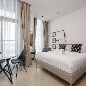 Studio Revved Up in 15 Northside with Pool and Gym