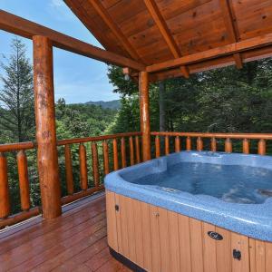 Paradise in the Treetops, Hot Tub, Game Loft & Fireplace - Almost Bearadise