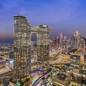 Luxury 2BR with Skyline and Sea Views, Near Burj Khalifa & Dubai Mall