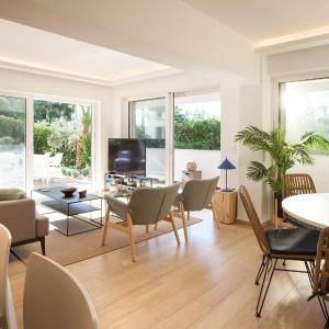 Vouliagmeni Bay Stylish house with private garden