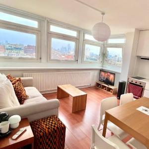 Bright 2-Bedroom in Soho High-Rise with Skyline Views