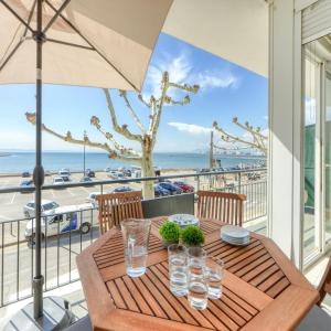 Apartment in Roses with Waterfront Views