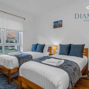 Lovely 3 Bed Ground Floor Apartment - Sleeps 5 - Very Central, Easy Access to Glasgow and Surrounding Areas - Free Parking