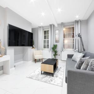 High Ceiling Modern Apartment Heart of Central London