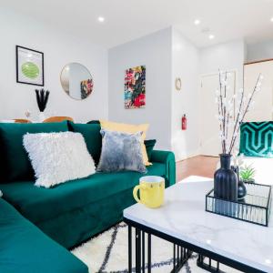 Luxury Battersea 2 Bed - 2min walk from Station