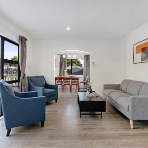 Green Family 5BR Retreat in Wattle Downs w Yard