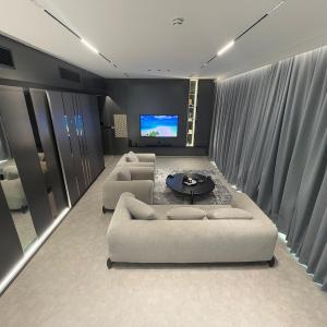 Luxury 2-Bed Flat, Prime Location, Burj View & World Highest Running Track