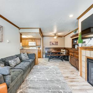 Brian Head Condo with Pool Access - Steps to Resort!