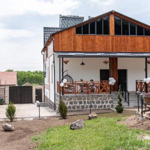 Aparan Guest House