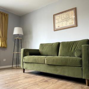London Living in Zone 2 with Free Parking