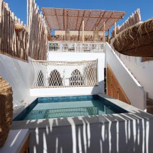 Riad El Charsa, logement entier 4 à 6 personnes, proche Jemaa El Fna, Rooftop et bassin chauffé