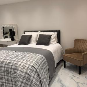 Modern London Newham Stratford E15 Home, 144sqm, Free Parking, AC, Fast WiFi, Near Westfield, Olympic Park, O2, Greenwhich, Fast Links to Central London