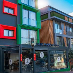 Lucky Monkey Midi Hotel