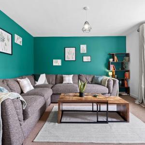 Spacious 4-Bed Home for Monthly Stays, Super King Beds, WiFi, Drive Parking, Near City Centre
