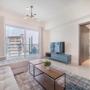 Elegant 1BR with Balcony & Views in Business Bay